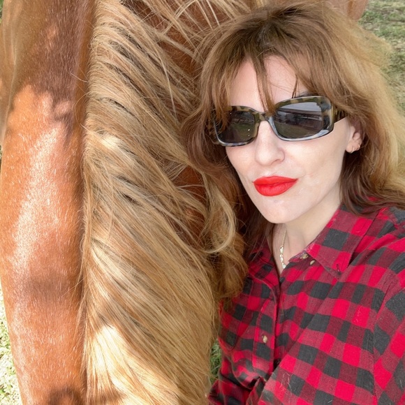 Meet your Posher, Jennifer - Picture 2 of 2